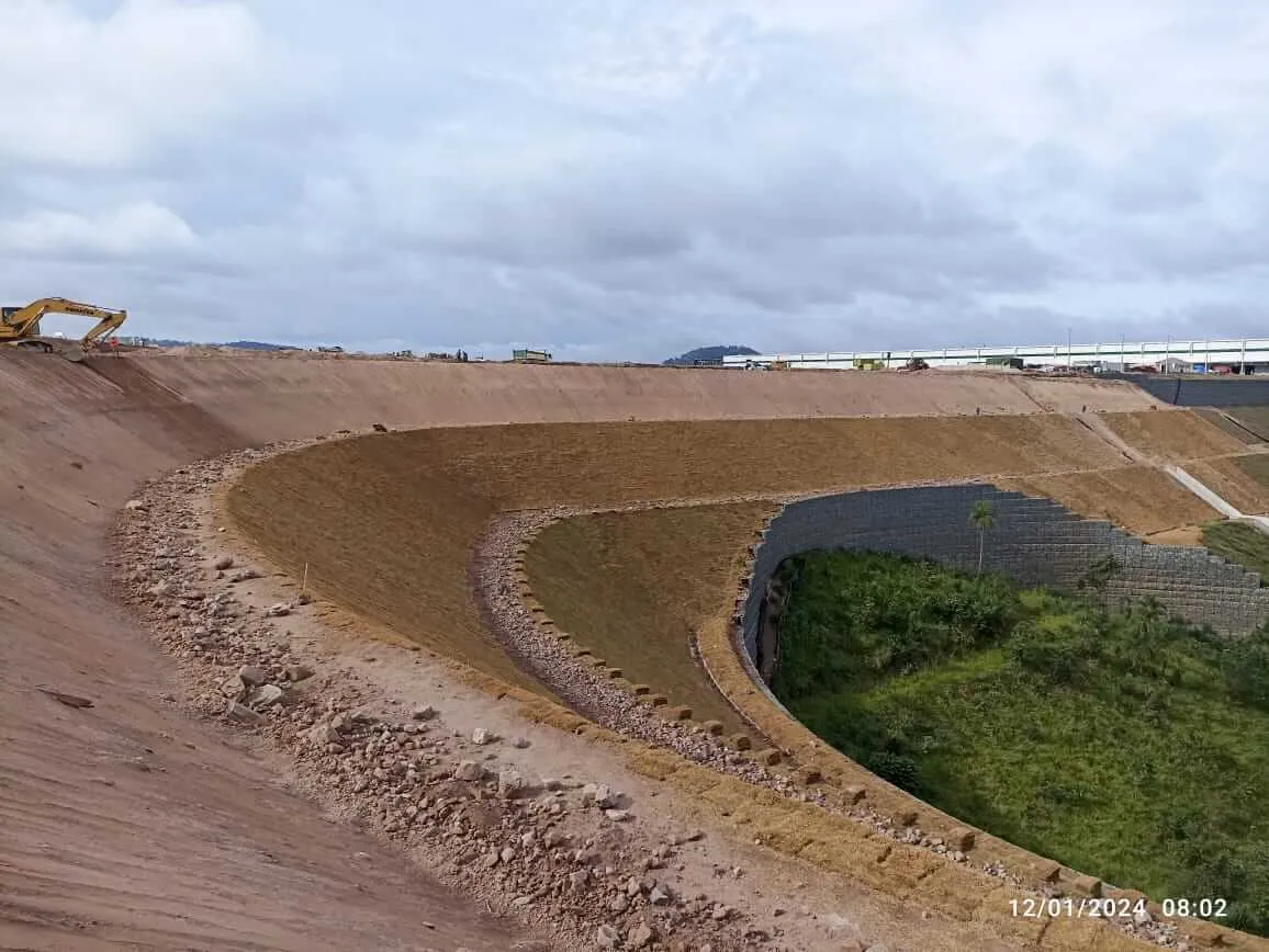 Talude com drenagem em pedra e vegetação, foto do acervo LAR associada ao Projeto Novo Rio Pinheiros